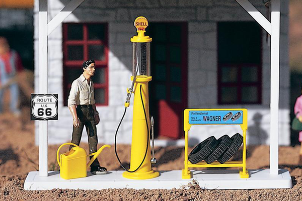 Piko 62284 G Scale Antique Gas Pump & Accessories