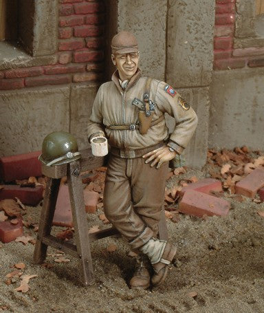 Royal Model 193 1/35 WWII US Soldier at Break w/Mug (Resin)