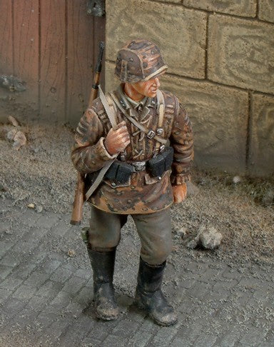 Royal Model 196 1/35 WWII Waffen SS Ardennes Soldier w/Rifle (Resin) (D)
