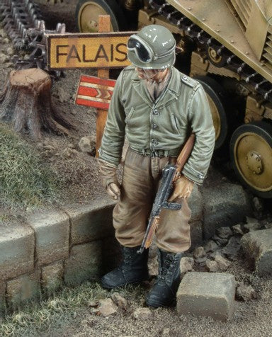 1/35 WWII US Refueling Tank Crew Member (Resin) 