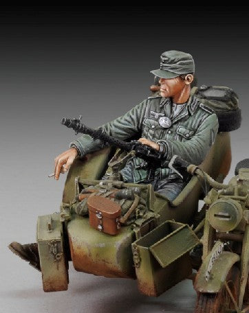 Royal Model 676 1/35 WWII German Infantry Cigarette Break Sitting (Resin)