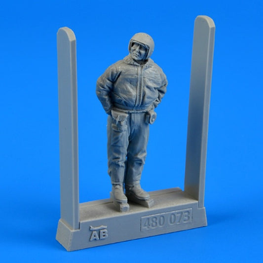 Aerobonus 480073 1/48 Soviet Air Force Fighter Pilot Winter (Standing)