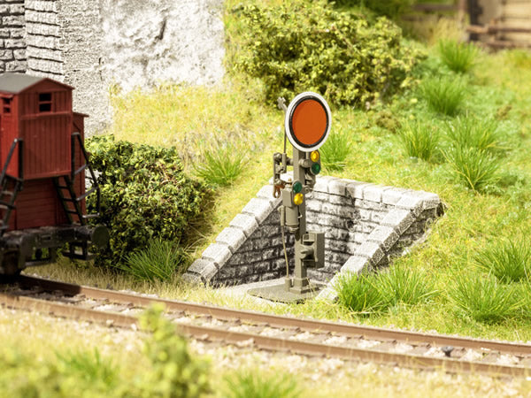 Noch 58306 HO Scale Signal Retaining Wall -- pkg(2)