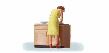Preiser 28145 HO Scale People At Home Woman Doing Dishes