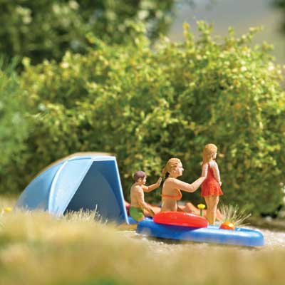 Busch 79821 HO Scale Applying Sunscreen - Action Set -- Sun Shelter, 3 Figures,