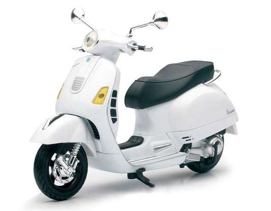 New Ray 57243W 1/12 Vespa GTS 300 Super Scooter in White
