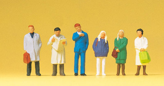 Preiser 14071 HO Scale Waiting Travellers at the Platform