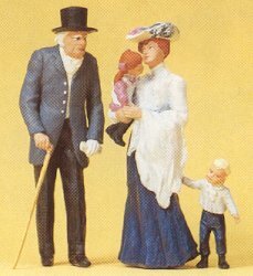 Preiser 45066 G Scale Old Man, Young Woman & Two Children