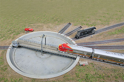 Walthers Cornerstone 933-2851 HO Scale Motorized 110' Turntable -- Assembled