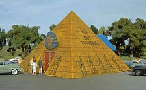 Bachmann 35208 HO Scale Tut Hut Souvenirs - Roadside U.S.A.(TM) -- Assembled