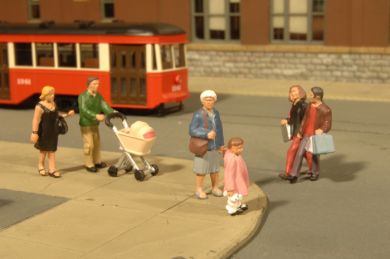 Bachmann 33109 HO Scenescapes People Strolling (6 & Baby Coach)