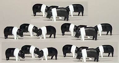 Ertl 12663-25 1/64 Scale Pigs/Hogs - Hampshire Black And White