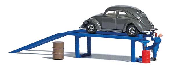 Busch 7829 HO Scale Oil Change Ramp, VW Old Beetle, Barrels, Figure