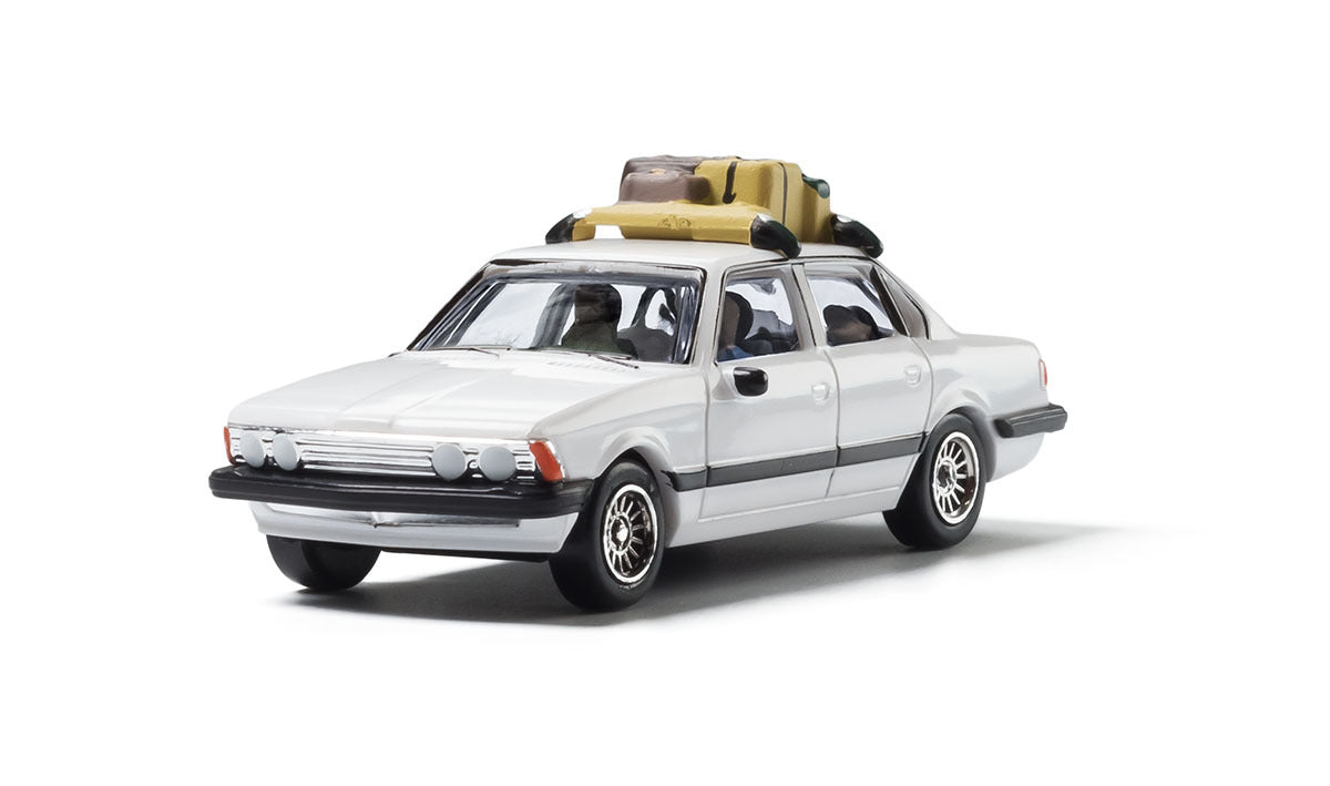 Woodland Scenics 5370 HO Scale Family Vacation Sedan - Modern Era Vehicles