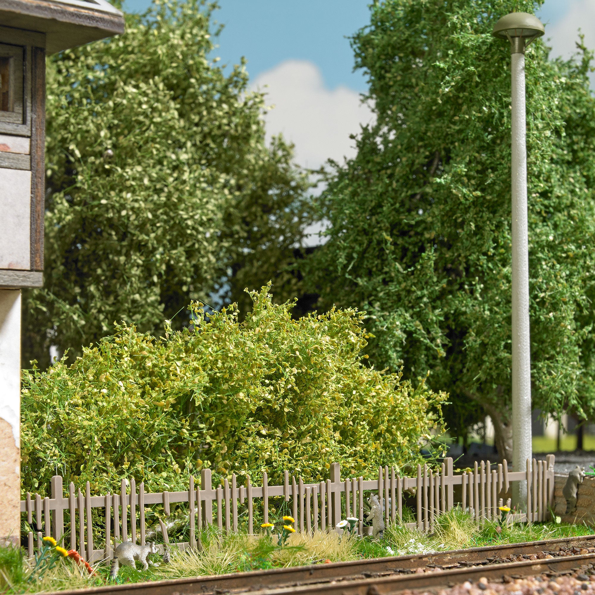 Busch 1011 HO Scale Old Dilapidated Picket Fence - Laser-Cut Kit -- 51-3/16" 13