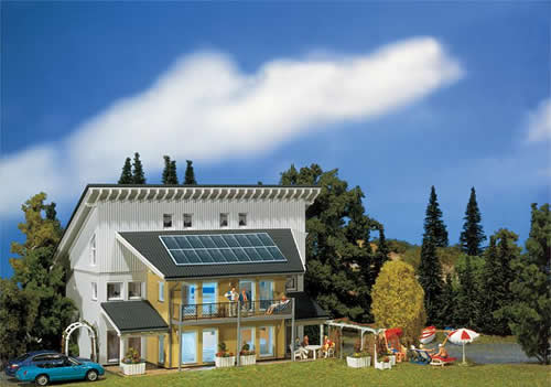 Faller 130302 HO Scale Solar House -- Era III 7-7/8 x 7-13/16 x 4-13/16" 20 x 19.9 x 12.2cm