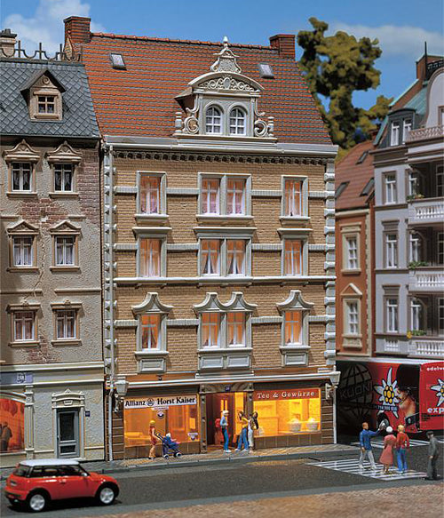 Faller 130448 HO Scale Allianz Tea & Spices Townhouse -- 7-1/4 x 5 x 8-3/16" 18.3 x 12.5 x 20.8cm