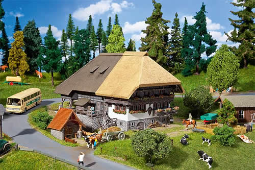 Faller 130534 HO Scale Black Forest Farm w/Straw Roof -- Weathered Kit - 9 x 8-11/16 x 5-11/16" 23 x 22 x 14.5cm