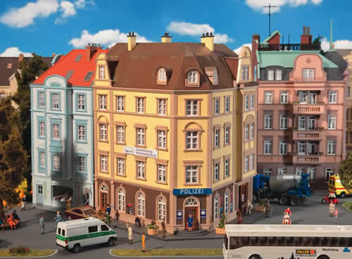 Faller 130910 HO Scale Goethestrasse Police Station - Kit (Plastic) -- 9-13/16 x 8-1/16 x 8-7/8" 25 x 20.5 x 22.5cm