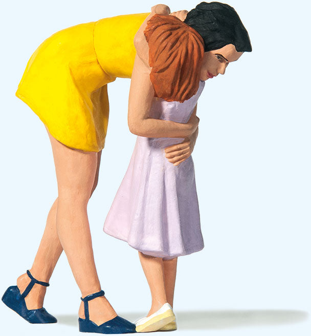 Preiser 44942 G Scale Woman Hugging Girl