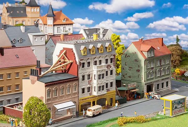 Faller 191748 HO Scale Breitestrasse Townhouse Line -- Weathered Kit - 3 Townhouses with 1st-Floor Shops, 1 Kiosk