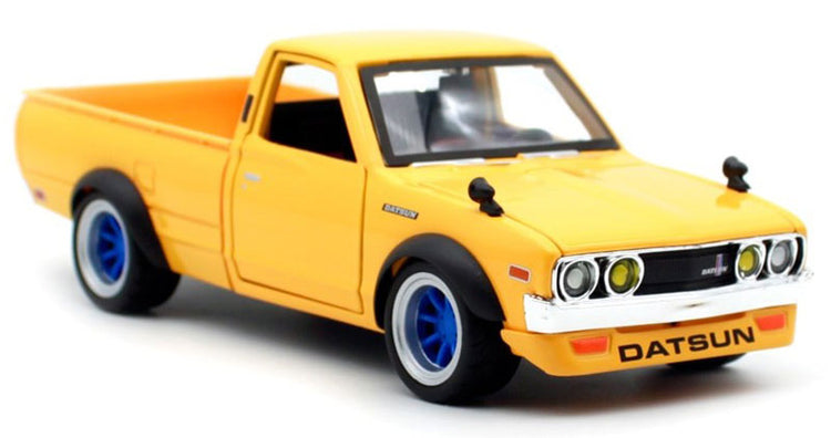 Maisto 32528Y 1/24 Scale 1973 Datsun 620 Pickup Truck