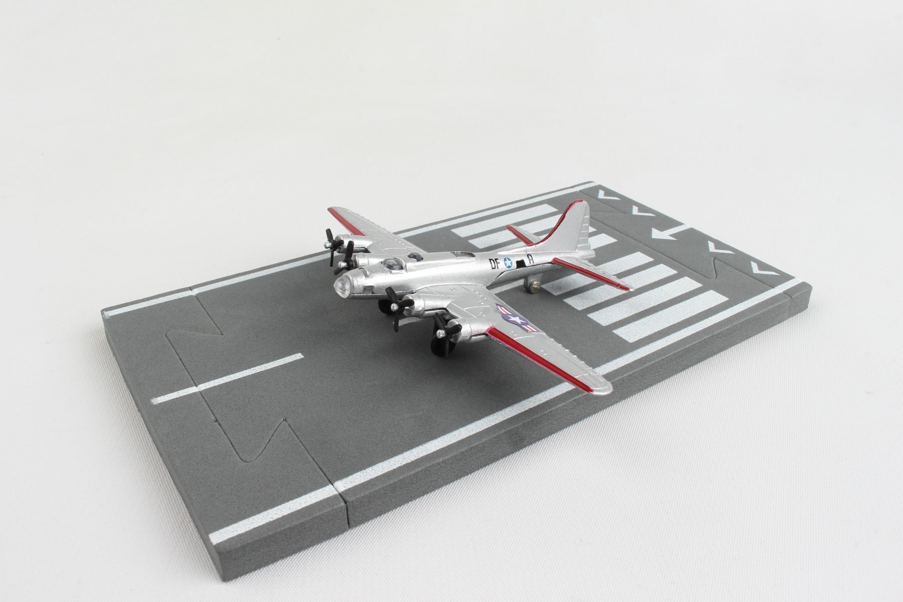 Daron Runway 24 RW035 Runway24 B-17 Silver