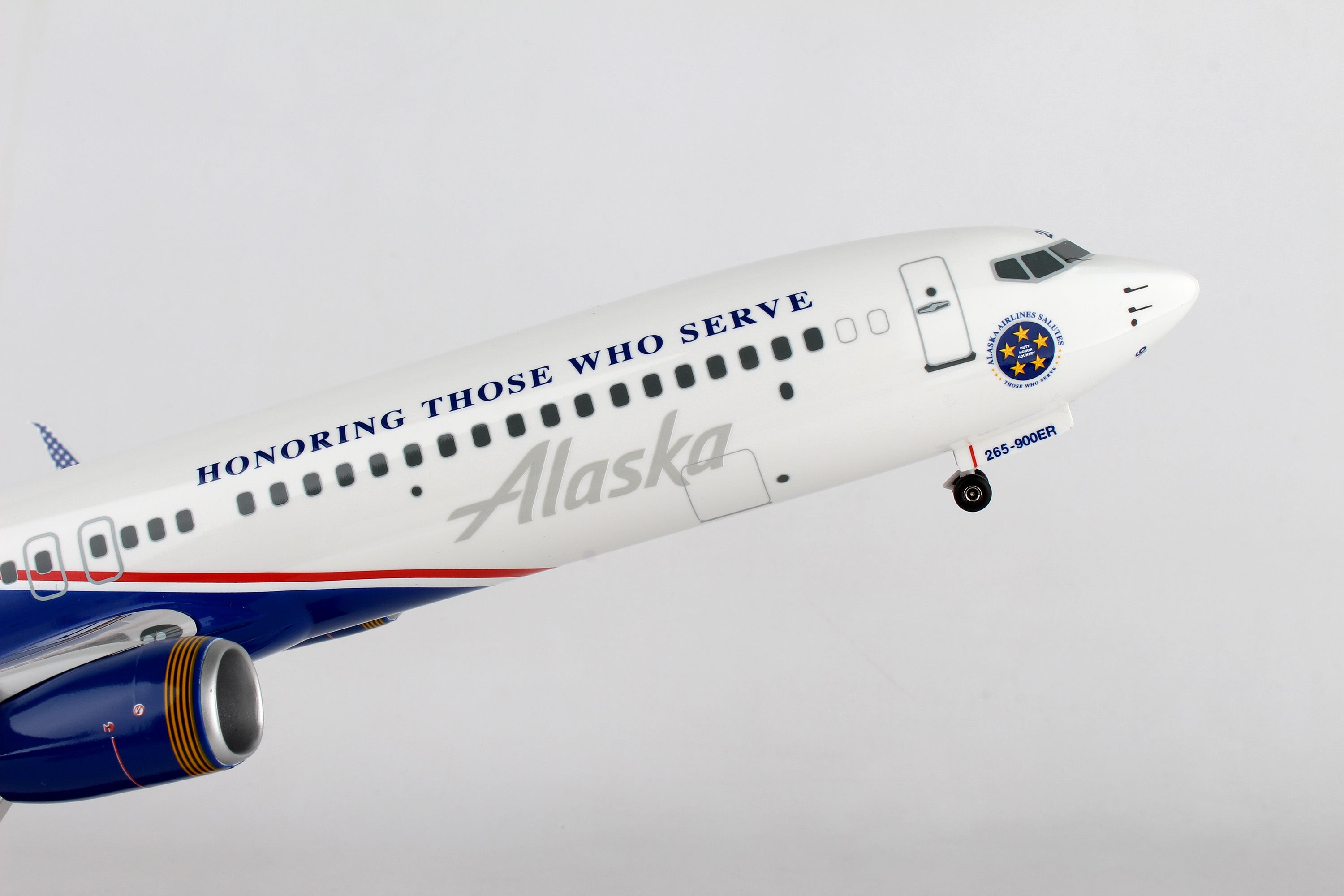 Skymarks Supreme SKR8267 Skymarks Alaska 737-900 1/100 Veterans W/Wood Stand & Gear