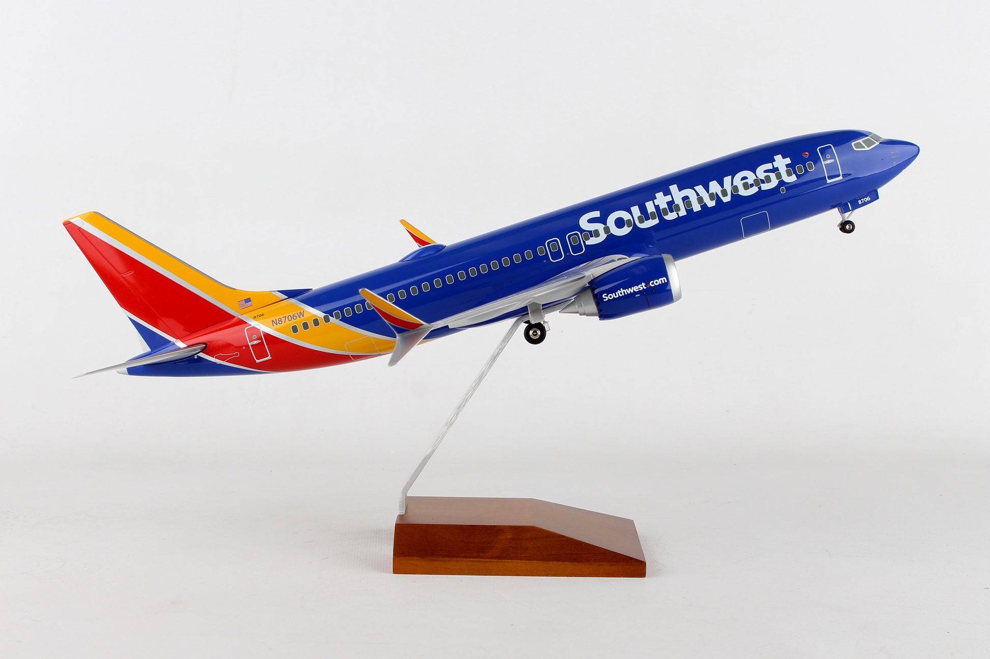 Skymarks Supreme SKR8268 Skymarks Southwest 737-Max8 1/100 W/Wood Stand & Gear