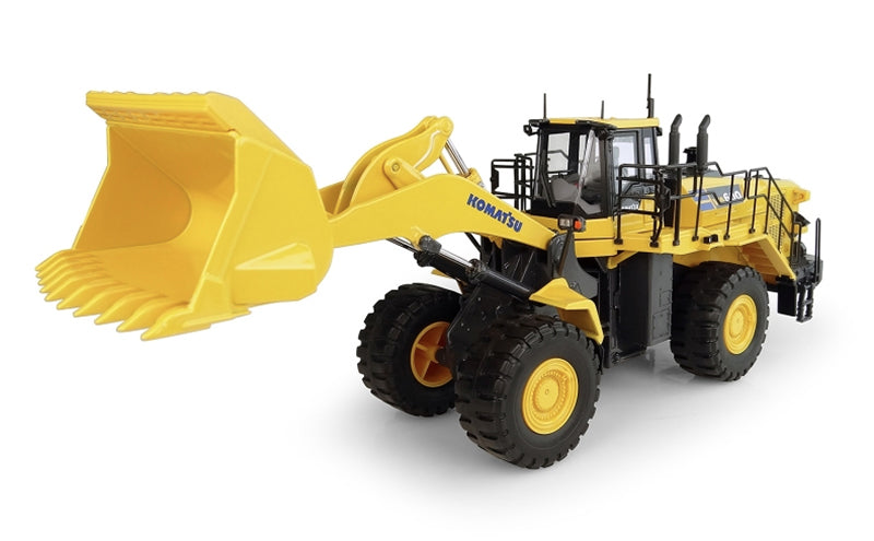 Universal Hobbies 8127 1/50 Scale Komatsu WA600-8 Wheel Loader
