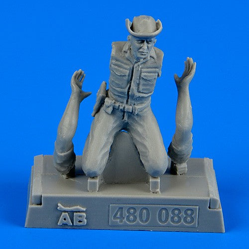 Aerobonus 480088 1/48 USAF Maintenance Crew #1 Farm Gate Operation Vietnam War 1965-73 (Kneeling) (D)