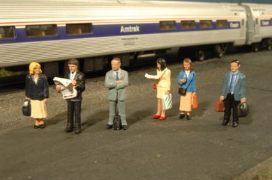 Bachmann 33160 O Scenescapes Passengers Standing (6)
