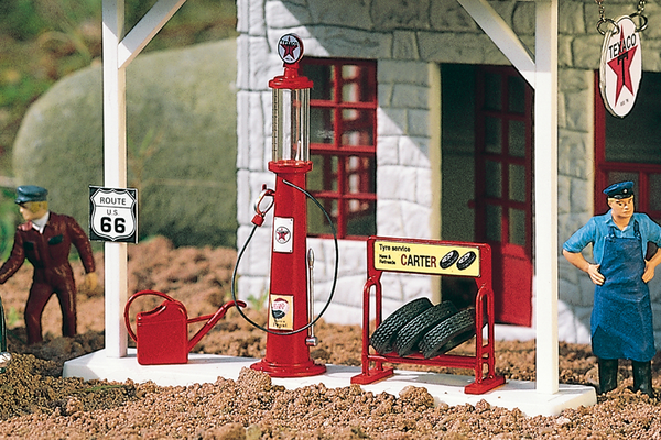 Piko 62286 G Scale Texaco Gas Pump & Accessories