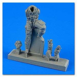 Aerobonus 320049 1/32 WWII German Luftwaffe BF109 Late Version Pilot (Climbing pose)