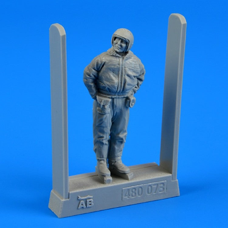 Aerobonus 480073 1/48 Soviet Air Force Fighter Pilot Winter Suit (Standing, arms behind) (D)