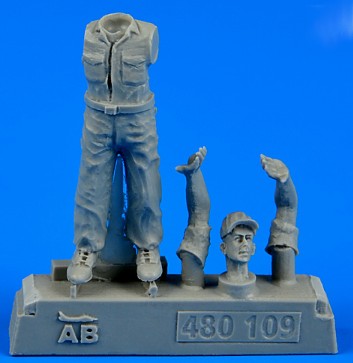 Aerobonus 480109 1/48 WWII US Army Aircraft Mechanic #3 Pacific Theatre (Standing, arms up as to stop)