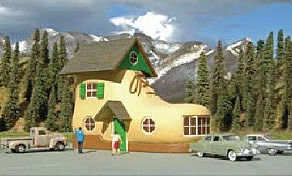 Bachmann 35209 HO Scale Shoe House - Roadside U.S.A.(TM) -- Assembled - 5-1/2 x 2-7/8 x 4-3/8" 14 x 7.3 x 11.1cm