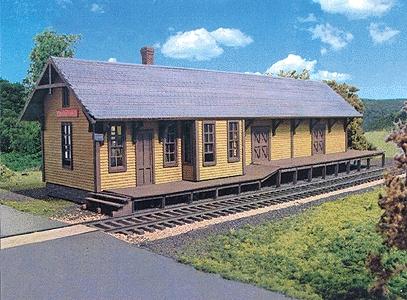 Branchline Trains 663 HO Scale Centre Hall Depot - Laser-Art -- Kit - 13 x 4 x 4" 33 x 10. x 10.1cm