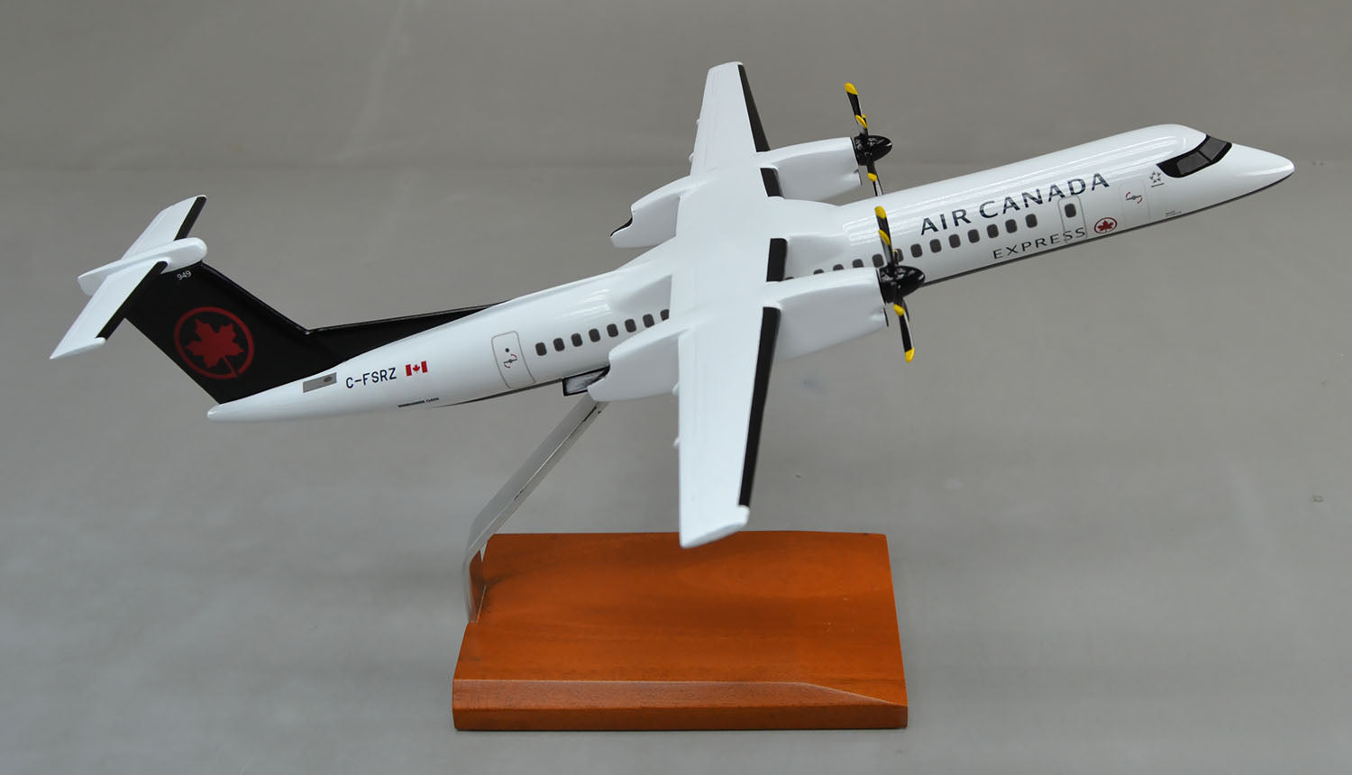 Executive Series G51072 Exec Ser Air Canada Q400 1/72
