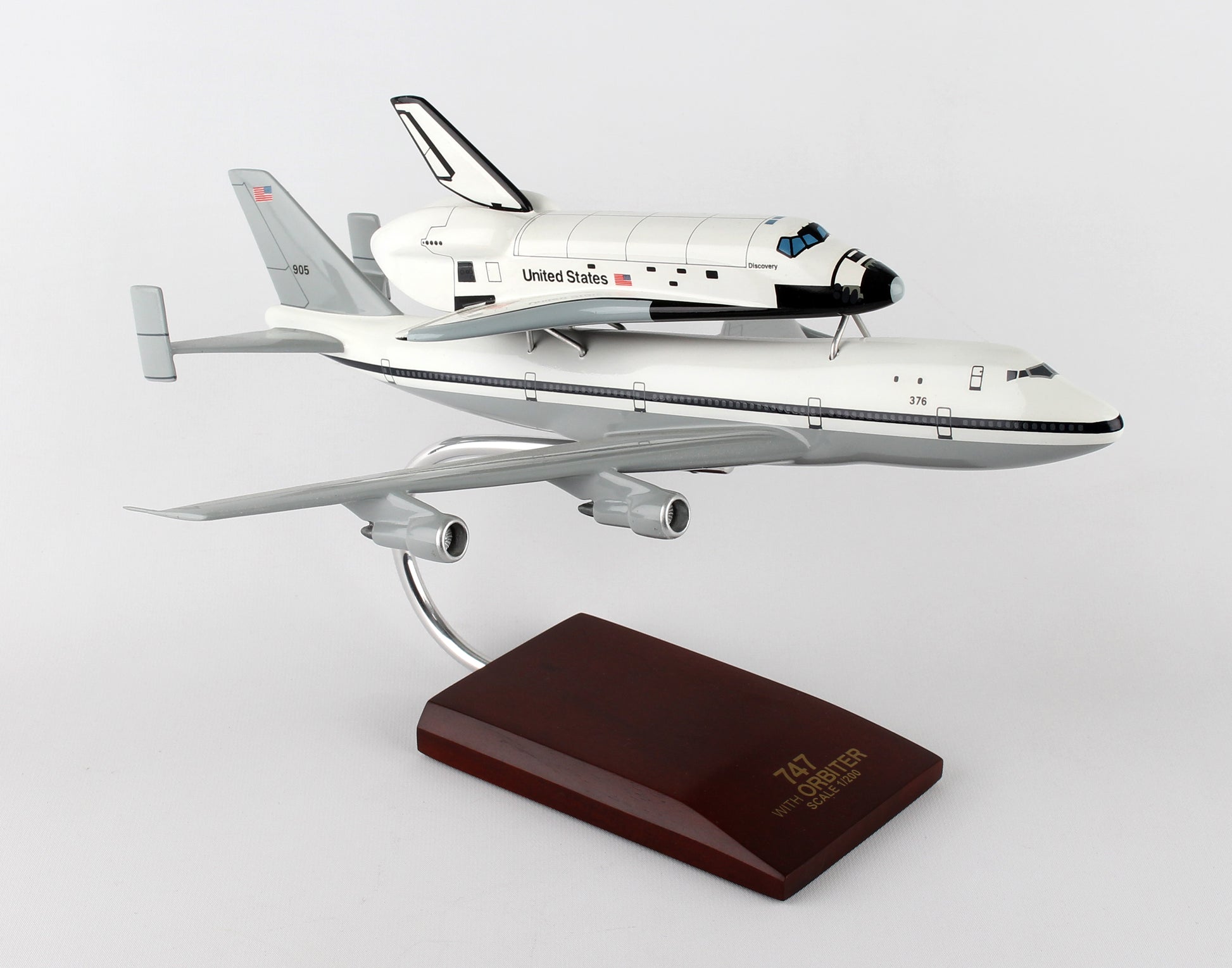 Executive Series E0820 Exec Ser B-747 With Shuttle 1/200 Discovery (Kyn747Pbtp)