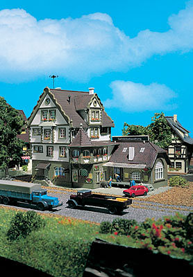 Vollmer 47687 N Scale Liquor Store -- 5-5/8 x 4" 14.4 x 10.2cm