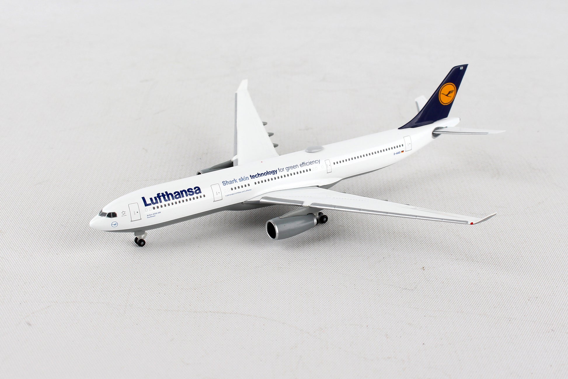 Herpa Wings HE514965-003 Lufthansa A330-300 1/500 Shark Skin
