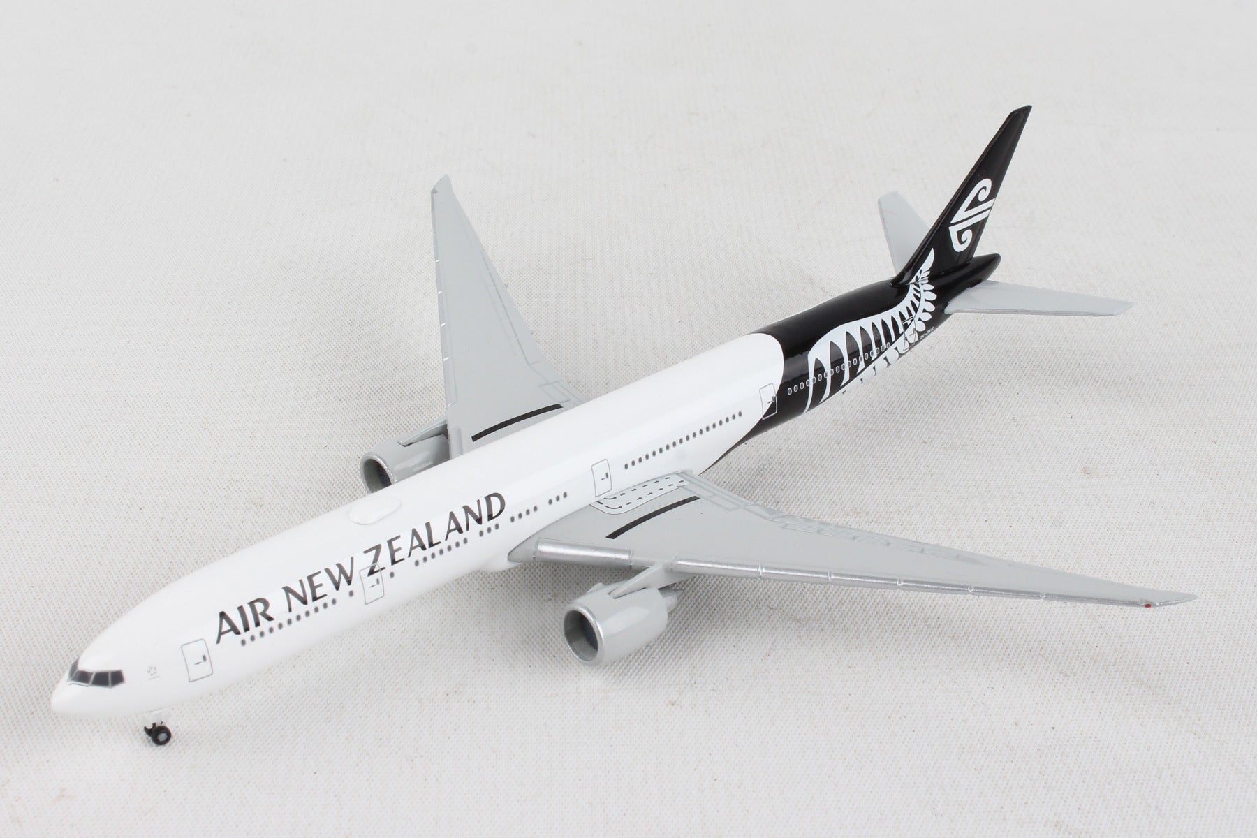 Herpa Wings HE534536 Air New Zealand 777-300 1/500