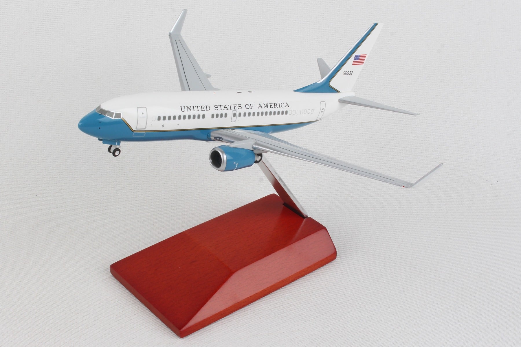Hogan Wings HG10154GRMU Usaf 737-700W 1/200 W/Wood Stand & Gear #50932