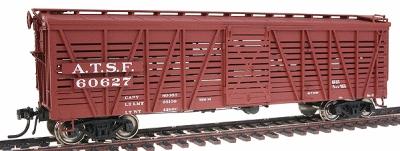 Intermountain Railway 47916 HO Scale Single Deck Stock Car - Assembled: Santa Fe Class SK-U -- Santa Fe 1938-43 w/K Brakes (Boxcar Red)
