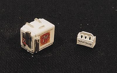 JL Innovative 733 HO Scale Custom Chest Type Soda Machine w/Case -- Seven-Up
