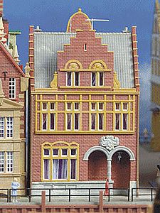 Kibri 38375 HO Scale Town House With Covered Passage -- 9.3 x 9.3 x 15.5cm