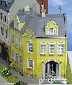 Kibri 38388 HO Scale Sachsenplatz Townhouse -- 16 x 16.5 x 15.5cm