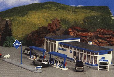 Kibri 38541 HO Scale Aral Gas Station -- 7-7/8 x var x 1-13/16" 20 x var x 4.5cm