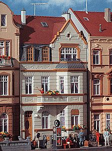 Kibri 39101 HO Scale Townhouse with Bay Window in Bonn -- 3-7/8 x 5-5/16 x 7-1/8" 10 x 13.5 x 18cm